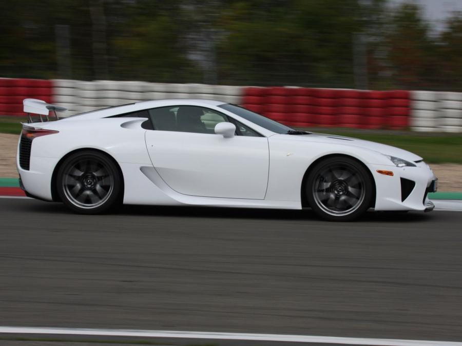 Lexus LF-A 2010 года  (фото 16 из 213)